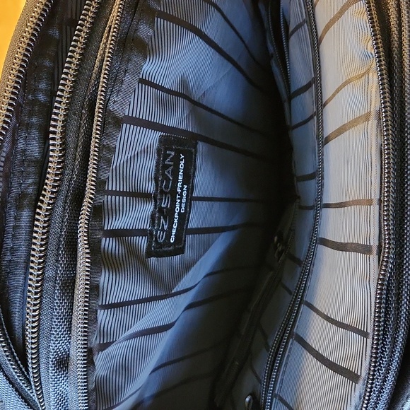 NWOT Kenneth Cole Reaction RTech 17" Check-Point Friendly Laptop Backpack - Picture 4 of 7